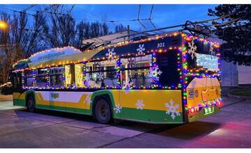 Nestihli ste jazdu vo vianočnom trolejbuse? Tento týždeň vyrazí aj do žilinských mestských častí 
