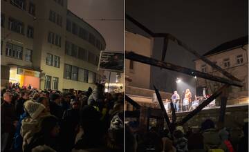 Žilinčania protestovali proti Ficovej vláde. Dav niesol štátnu vlajku aj obraz známeho diktátora