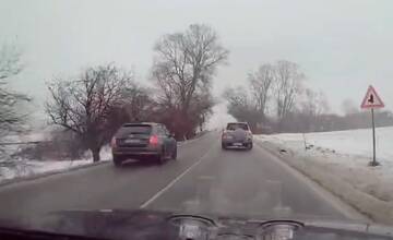 VIDEO: Vodič pri Zbyňove obiehal policajtov cez plnú čiaru