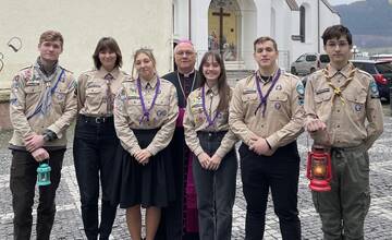 Plameň betlehemského svetla žiari v Katedrále Najsvätejšej Trojice v Žiline. Priniesli ho tam miestni skauti