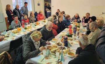 Na Liptove prestreli štedrovečerný stôl ľuďom bez domova. Pod stromčekom našli aj darčeky