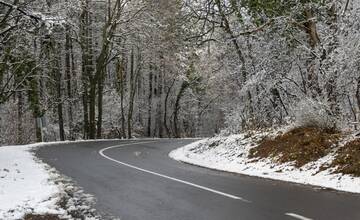 Meteorológovia pred Vianocami vystríhajú žilinský okres pred poľadovicou, snehovými závejmi aj silným vetrom