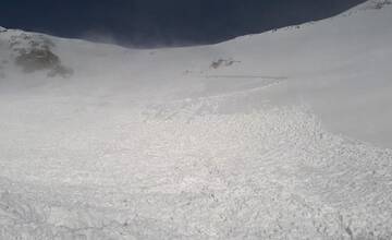 Lavínová hrozba vo Fatrách a Tatrách stúpla na tretí stupeň, upozorňujú horskí záchranári