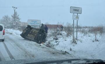 Na cestách v okolí Žiliny sa tvorí poľadovica, premávku v meste spomaľujú kolóny