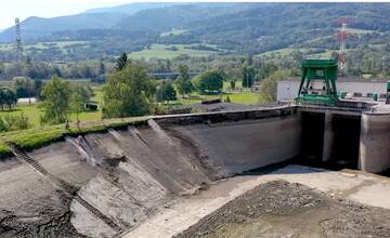 VIDEO: Hornovážska kaskáda vodnej elektrárne Lipovec prešla opravou. Takto vyzerala bez vody
