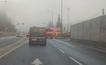 V Strážove došlo k veľmi vážnej nehode, žilinské cesty sú pokryté ľadom
