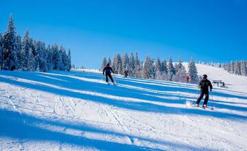 PREHĽAD: Po Vianociach sa ceny skipasov dvihli. Sezónu otvorili už aj menšie lyžiarske strediská