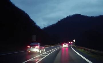 VIDEO: Vodič pod Strečnom zbesilo predbiehal, neodradilo ho ani dopravné značenie