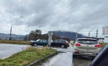 Rušný deň na cestách: V Skalitom zapadla sanitka, pri Varíne sa zrazili automobily