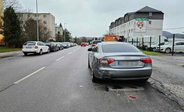 Výsledok zákazu parkovania na chodníkoch v Žiline: Rozbité autá, úzke cesty a stovky pokút
