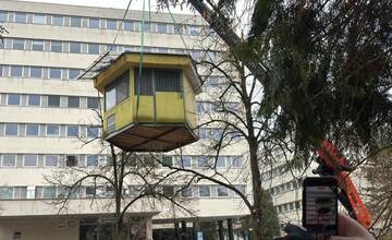 FOTO: Chátrajúce stánky pred žilinskou nemocnicou odstránili. Nahradí ich nová nákupná pasáž
