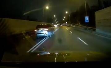 VIDEO: Nebezpečná jazda v Strážove. Vodič veľkou rýchlosťou predbiehal cez dvojitú čiaru