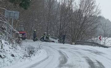 Na cestách zvýšte opatrnosť, môžu sa tvoriť snehové záveje. Vznikajú dopravné nehody