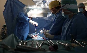 V žilinskej nemocnici operovali 2-ročné dieťa s tuberkulózou chrbtice. Vďaka tomu bude môcť chodiť