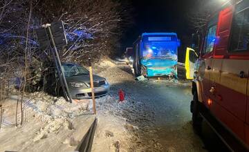 Na Orave sa zrazil autobus s autom, na mieste sú zranení. Cesta je neprejazdná