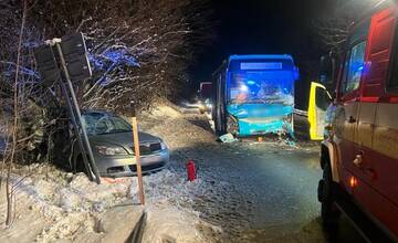 Nehoda autobusu a auta na Orave mala tragický koniec. Zahynul len 19-ročný vodič