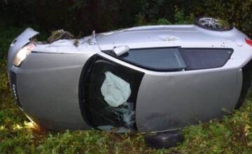 Policajt mimo služby pomáhal pri nehode na Liptove. Opitá vodička prevrátila auto na strechu