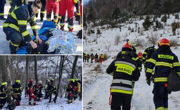 Z kysuckých hôr zachraňovali podchladeného pacienta profesionálni aj dobrovoľní hasiči. Išlo o simulačný výcvik