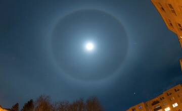 FOTO: Okolo mesiaca sa včera v noci vytvorilo halo. Takto ho videli Žilinčania a Martinčania