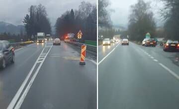 Na ceste pred Strečnom stoja poškodené autá, trafili veľký výtlk. Cestári ho vraj pravidelne zasypávajú