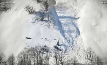Pád lavíny vo Veľkej Fatre skončil tragicky. Zasypaný lyžiar zraneniam podľahol