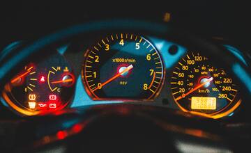 Inšpekcia si posvietila na slovenské autobazáre. Za stočené kilometre im hrozí mastná pokuta