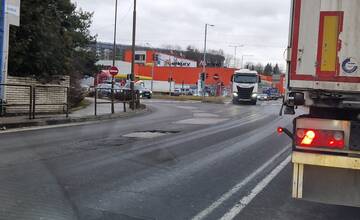 Motoristi pozor! Na frekventovanej križovatke v Žiline sa vytvoril obrovský výtlk