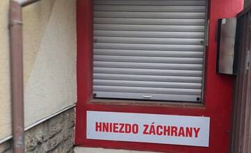 V hniezde záchrany našli dievčatko. Novorodenec je v rukách zdravotníkov z nemocnice v Ružomberku