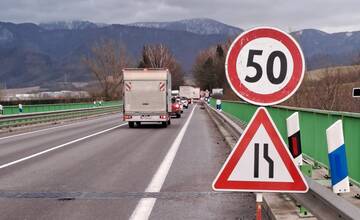 Na ceste pod Strečnom rátajte so zdržaním. Cestári opäť opravujú problematický výtlk