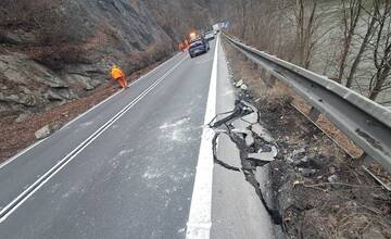 Padajúce skaly na ceste pod Strečnom poškodili vozovku. V danom úseku upravia rýchlosť