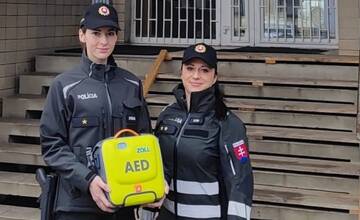 Defibrilátor v správnych rukách. Mužovi zachránili život policajti zo Žiliny