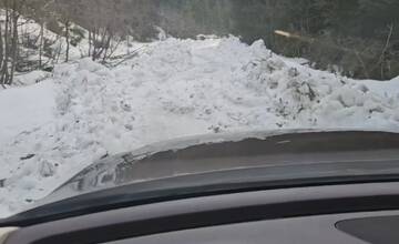 VIDEO: Kým sa ľudia tešili z oteplenia, cesta na Orave ostala neprejazdná pre hrubú vrstvu snehu