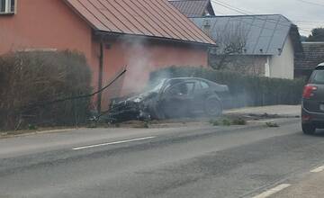 Auto narazilo do oplotenia rodinného domu na Kysuciach. Vo vedľajšej dedine došlo k ďalšej nehode