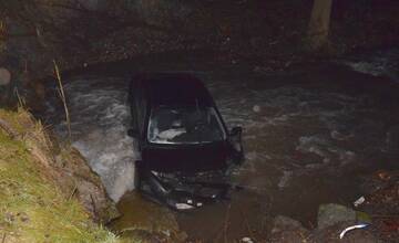 Dostala mikrospánok a skončila s autom vo vodách Rajčianky. Vodičku previezli na ošetrenie 