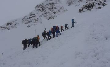 Skialpinistov na Orave strhla masívna lavína. Fotili si ju desiatky ľudí, pomoc ponúkol len jeden