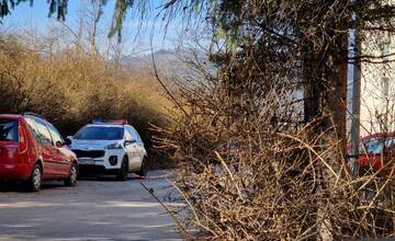 V bytovom dome na Hlinách práve prebieha policajný zásah