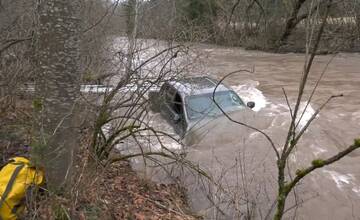 Rozvodnená liptovská rieka strhla auto, ktoré prechádzalo cez brod. Unášala ho cez 100 metrov