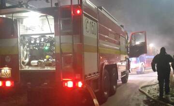 Vo výrobnej hale na Kysuciach vypukol požiar. Zamestnancov evakuovali z budovy