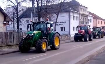 VIDEO: Cez Turiec pomalým tempom prechádza kolóna traktorov, domáci ich podporujú