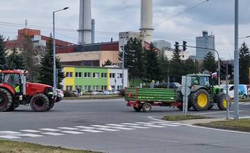 Žilinskí farmári sa rozhodli neblokovať dopravu pod Strečnom, otočia sa skôr, než plánovali