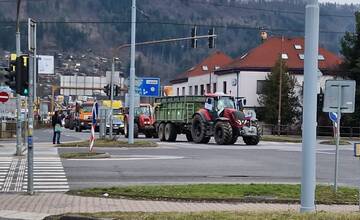 VIDEO: Protest poľnohospodárov bol ukončený predčasne, cesta pod Strečnom sa vyprázdňuje