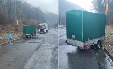 Z odpočívadla na ceste pod Strečnom zmizol prívesný vozík. Majiteľ ho v núdzi pripol o značku