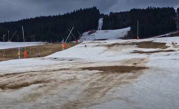 VIDEO: Odhodlaných lyžiarov neodrádza ani jazda po blate. Kde v Žilinskom kraji sa ešte lyžuje?