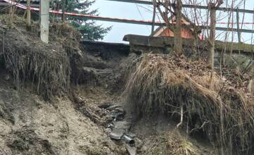 FOTO: Časť cesty v Ružomberku sa zosunula do potoka, vyhlásili mimoriadnu situáciu