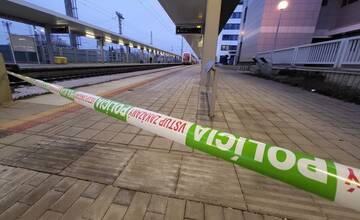 Z vlaku idúceho z Martina do Bratislavy vypadol 22-ročný mladík, na mieste zomrel. Išlo o chybu či úmysel?