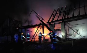 FOTO: Škody mohli byť viac ako 60-tisíc eur. Rozsiahly požiar na Liptove likvidovalo 25 hasičov