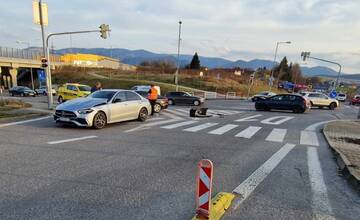 FOTO: Na križovatke v blízkosti žilinského Metra sa zrazili autá. Tvoria sa menšie kolóny