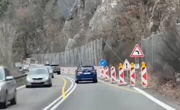 VIDEO: V zákrute pod Strečnom zúžili vozovku. Kamióny jazdia stredom cesty, vznikajú kolízne situácie