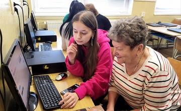 Vy nás naučíte piecť buchty a my vás používať mobil: Študenti z Liptova pomáhajú seniorom s technológiami