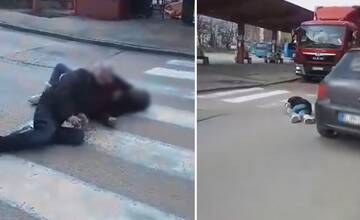VIDEO: Na ceste v Ružomberku ležali dvaja ľudia, autá ich obchádzali. Pomohol až kamionista